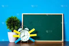 便条纸和古董闹钟和空白的绿色黑板在桌子上的复制空间添加文本通知东西，清单备忘录和日程概念。