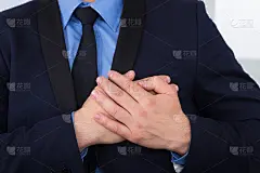 手放在胸口的商人