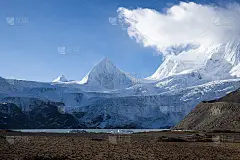 中国西藏，蓝天下的雪山