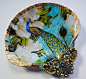美国艺术家 Mary Kenyon 的贝壳装饰作品有着迷人的复古气息，就像沉船上的古代宝藏。（IG：rtistmary） ​​​​
