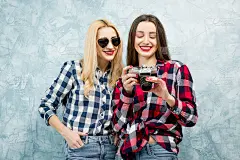 蓝色背景墙上的女性朋友