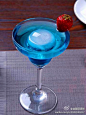 【中国蓝China Blue】天秤座专属~西柚香气浓厚，青玉色，属于的高贵色谱系里的一员，红樱桃沉在杯底，似腮红，半透明成色也满足了天秤含蓄的特质~配方：Dita Blue、西柚汁、Blue Curacau、汤力水（新喝法：基酒用伏特加） 制作：盛杯搅拌，草莓装饰即可~[心]