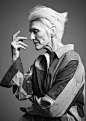 / 人物 /

15岁开始模特生涯的Maye Musk，即便在有了3个孩子后，依旧一边攻读两个硕士学位，一边经营公司，同时兼顾自己的模特事业，如今71岁的她又多了一个新头衔-“特斯拉太后”。

Photographer：Sofia Sanchez and Mauro Mongiello / Stylist：Samuel Francois ​​​​
