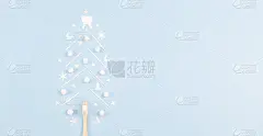 竹制牙刷和一棵用牙签在柔和的蓝色背景上做成的创意圣诞树