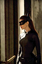 安妮·海瑟薇发文恭喜佐伊·克拉维茨成为新任猫女，回想一下她在《蝙蝠侠：黑暗骑士崛起》里的扮演的猫女，也是很绝了！ ​​​​