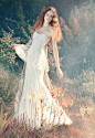 纯净的白纱，性感迷人的蕾丝，将唯美和浪漫的新娘婚纱做到了极致。