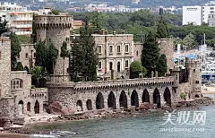 艾薇儿和老公上演公主与王子的古堡童话婚礼(2)