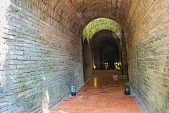 位于泰国清迈的乌蒙Suan Puthatham寺，有700年历史。据推测，这些隧道是1297年由曼格