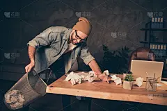 照片的随意疯狂的开始作家穿着牛仔裤牛仔衬衫试图写序言他的小说一整天，但灵感还没有落在他