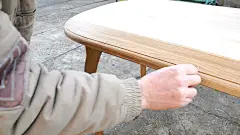 木匠在用漆铺桌子