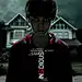 片名：《潜伏》。乔什·莱姆波特（帕特里克·威尔森 Patrick Wilson 饰）和妻子兰娜（罗丝·拜恩 Rose Byrne 饰）拥有一个幸福的五口之家，然而自他们乔迁新居之后，恐慌和不安便尾随而至。尚在襁褓中的女儿凯莉经常莫名大哭，次子福斯特（Andrew Astor 饰）对卧室充满恐惧，而长子达尔顿（Ty Simpkins 饰）更在一次惊吓过后陷入长久的昏迷之中。在此之后，各种奇怪恐怖的事件接连发生。莱姆波特夫妇不胜其扰，精神几近崩溃，他们最终决定搬离这个不祥之地。 但是一切并未就此结束……