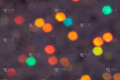 五彩缤纷的棱镜五彩纸屑模糊了节日的背景，时髦的闪闪发光的背景，平铺风格。圣诞节和节假日概念