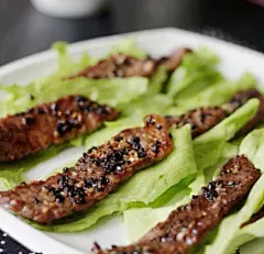 【DIY芝麻香煎牛肉片】材料：牛肉片20-25片、生菜、耗油半勺、生抽半勺、淀粉、黑白芝麻、黑胡椒粉小半勺、蜂蜜半勺、苏打粉。做法：1．牛肉切片，加佐料腌制过夜；2．大火热锅加油，加芝麻炒香，转中火；3．加入肉片，变色就翻身直到肉色变深；4．裹着生菜即可食用。