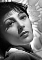 第九届（1936－1937）
路易丝·赖纳 Luise Rainer
性别: 女
星座: 摩羯座
出生日期: 1910-01-12
出生地: 德国,杜塞尔多夫
职业: 演员
更多外文名: The Viennese Teardrop (昵称)
1937年 奥斯卡(美国电影学院奖) 最佳女主角 歌舞大王齐格飞 (1936)