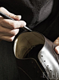 Made In England英伦伯爵系列选材堪称苛刻，严格选用最上乘的整张头层牛皮，由Cheaney制鞋厂的英国老鞋匠以固特异皮沿条手工制作工艺缝制而成。该工艺是最经典的世界顶级制鞋工艺，经验丰富的手工匠采用自19世纪传承至今的最经典工具与工序，在鞋中底部分以头层牛皮条细致包覆鞋延，其中铺上软木，达到避震与吸湿的效果。