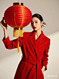 红色衣服的模特拿着红灯笼，白色背景 (2)