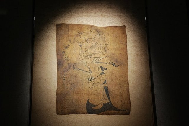 人物龙凤帛画又称为龙凤仕女图纵长312厘米横宽232厘米四周毛边是战国