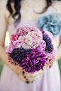 不同花材打造的紫色婚礼手捧花    瞬间让你化身为高贵梦幻的新娘
更多婚礼手捧花>>http://t.cn/8slhW0h 