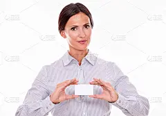 微笑的黑发女商人，带着拜访卡