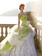 惊艳了时光，温柔了岁月的嫁衣 -   俏皮的果绿婚纱 。 #优雅# #时尚#