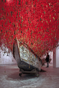 日本艺术家Chiharu Shiota装置作品《The Key In The Hand》由5万把钥匙组成。红色的线充满整个房间的天花板和墙壁，线上串着全球收集来的5万把钥匙。Shiota说：“对于保护我们身边重要的人和事来说，钥匙是非常重要而又让人熟知的。它们激发了我们要去打开门探索另一个未知世界的灵感。”