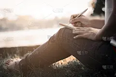 夏天,公园,女人,笔记本,水平画幅,新闻记者,户外,书页,小企业,草