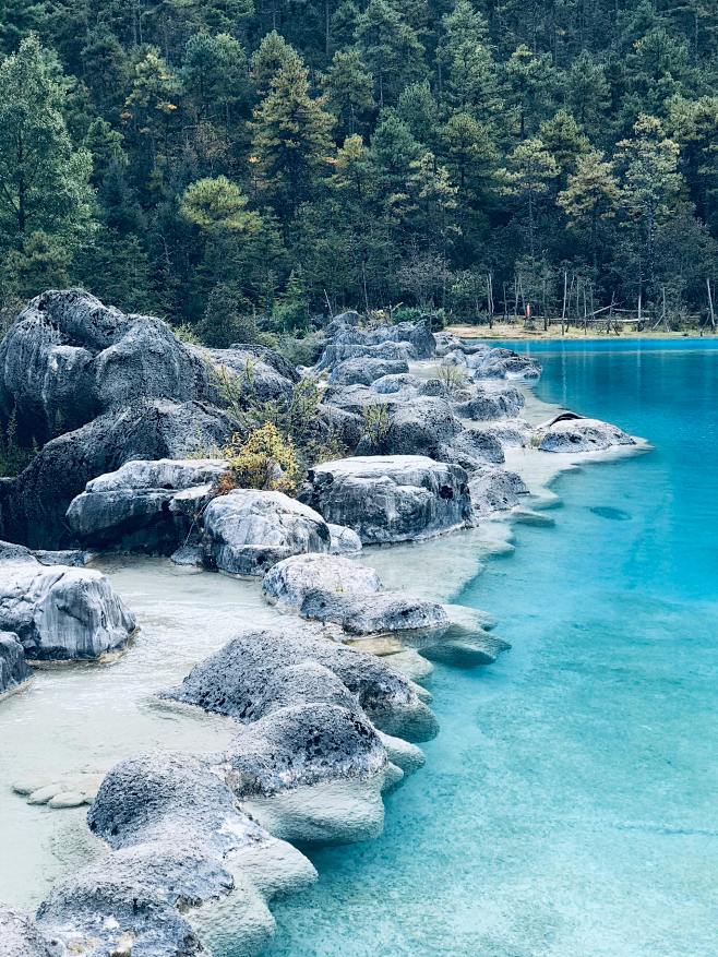 免费 水体旁边的岩石 素材图片