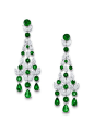 格拉芙祖母绿镶钻螺纹吊灯系列耳饰。祖母绿，亦称五月生肖石，是所有宝石中最受尊敬及最昂贵的。她呈现出最美丽、最浓郁和最耀眼的绿。