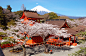 冨士御室浅间神社，本宫是公元699年建于富士山2合目的富士山中最古老的神社。自创建时起，受到皇室、东征武将武田三代等德川家有势力的武将的庇护，因而在当地受到崇敬。