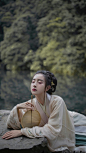 莺嘴啄花红溜，
燕尾点波绿皱。
指冷玉笙寒，
吹彻小梅春透。
依旧，
依旧，
人与绿杨俱瘦。





