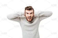 这家伙受不了孤立的声音。年轻人捂着耳朵，因为噪音大，大喊孤立