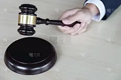 近距离拍摄，法官击打木桌上的小木槌，在法庭上打人，法律和正义的概念