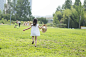 小女孩在公园里跑步图片下载