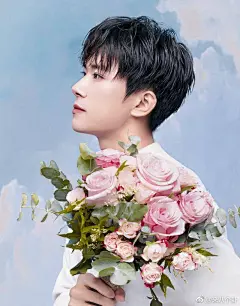 易烊千玺超话#易烊千玺送你一朵小红花#
他说引路的风筝就在天上飞着  
会给受伤又沉默的人
 点燃希望的最暖焰火@TFBOYS-易烊千玺 ​​​​
