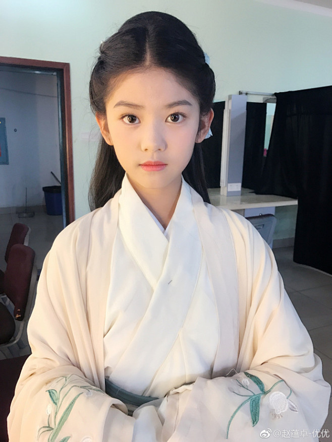 赵蕴卓优宝最喜欢古装了两种发型大家喜欢哪个