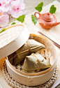 汤圆或粽。传统蒸糯的糯米粽子。中国食品点心。亚洲美食