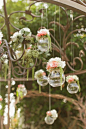 bouquets de fleurs suspendus pour égayer une fête au jardin - Photography by Kim Le Photography