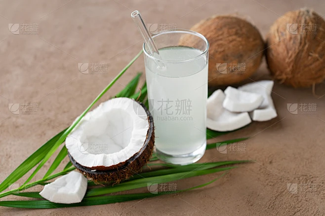 一杯椰子汁，椰子和棕榈叶的图像素材-花瓣网