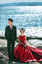 旅行风婚纱照《红烈》 来自：婚礼时光——关注婚礼的一切，分享最美好的时光。#外景# #海边# #婚纱照# #复古#