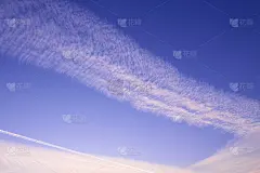 飞机在空中形成的尾迹。浪花云。特写镜头。背景。纹理。