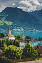 Thun, Switzerland。瑞士图恩，位于伯尔尼的东南图恩湖畔的小城图恩，和大多数瑞士城镇一样，不大，仅4万多人口，但很精致。图恩的地理优势在于该城离著名的旅游胜地因特拉肯和首都伯尔尼都只有半小时的火车路程。就在图恩湖流出的阿勒河河口附近，天气晴朗，可以看到少女峰等雪山。图恩老城最醒目的标志是位于老城高处建于12世纪的城堡。 #景点# #街景# #美景#