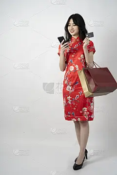 快乐亚洲年轻女子肖像，使用摇篮卡和手机购物，信用卡是道具，不是真的