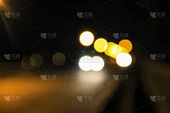 夜景模糊了车灯