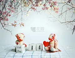 手工小熊和三个写着“2月14日”的立方体。