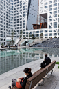 Steven Holl Architects complete Sun-shaped Micro-City in Chengdu




没有被设计为标志性的摩天大厦建筑，三百万平方英尺的大楼本身作为城市公共空间的大广场和不同功能的混合。五塔以提供提供办公室，酒店式公寓，零售，酒店，咖啡馆，餐厅刺激一个微型都市的形成。





Steven Holl将这些环境态艺术大楼描述为“阳光塑造的诗意形态”。所需满足的最少阳光量照射在周围城市建筑的几何形态装饰的外墙上。......