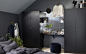 深色的卧室家具也可以让房间更显宽敞。尝试在两个黑褐色 PAX 帕克思 衣柜中间放置一面墙面镜、一个梳妆台。宜家的衣柜有黑色柜门，里面空间宽敞，便于整理。