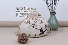 如今的社会人们追求的不仅仅只是物质上的东西，更多的是精神上的，大米是南方人的主食，当然我们北方人也有很多人喜欢吃大米，为了更好的把大米卖出去人们给大米做了漂亮的外包装。
如今的时代人们都是很注重环保与卫生，关于吃的东西装在什么样的袋子里都很讲究，刚开始，我们每天的生活里都是和塑料袋在一起的，自从颁布了禁塑令之后人们就发现绒布袋是一种比较环保的材质，用它来做绒布大米袋很透气、时尚、环保，还可以在上面印刷各种图案，在大米袋上印刷图案是一个比较新颖的工艺做法，而绒布大米袋做出来之后美观大方、颜色鲜亮。
