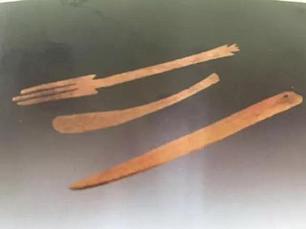青海同德县宗日出土的5000年前骨叉、骨...