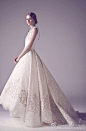 Ashi Studio近期发布2015秋冬系列高级定制婚纱，设计师Mohammad Ashi将这一季的主题定义为“被放逐的王后”，新娘造型既端庄妩媚，又大气磅礴，美得令人惊叹！