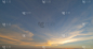 日落的天空。抽象的自然背景。在黄昏的时候，戏剧性的蓝色和橙色的彩云。
